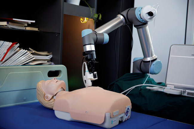 universal robot trong ngành y tế